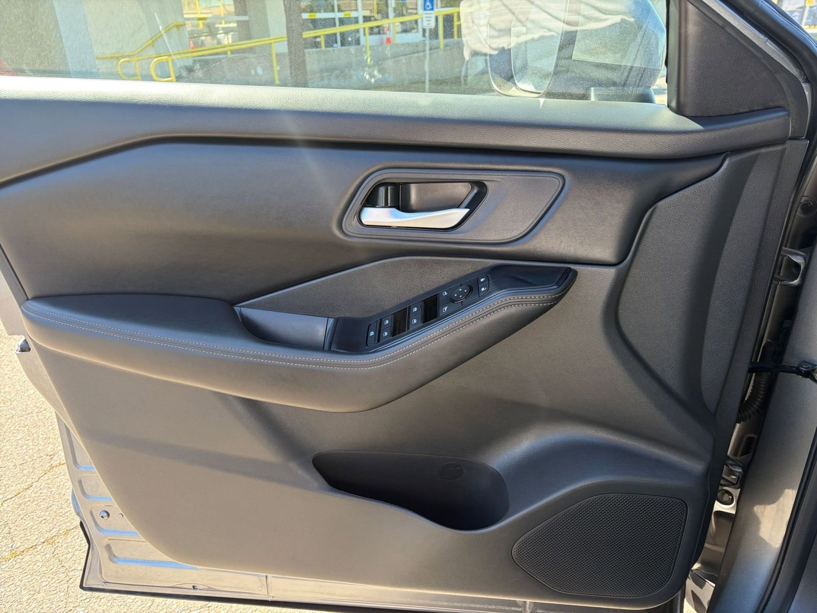Used 2025 Nissan Rogue SV FWD image 18