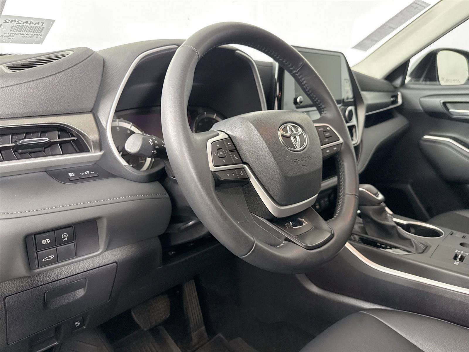 Certified 2024 Toyota Highlander XLE FWD image 4
