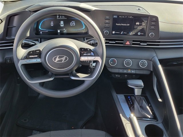 Certified 2025 Hyundai Elantra SE image 4