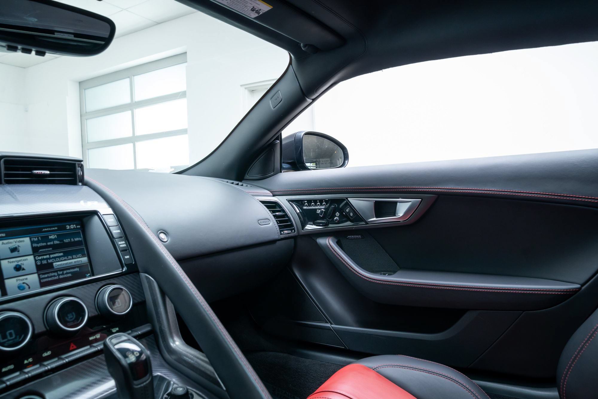 Used 2015 Jaguar F-TYPE R RWD image 10