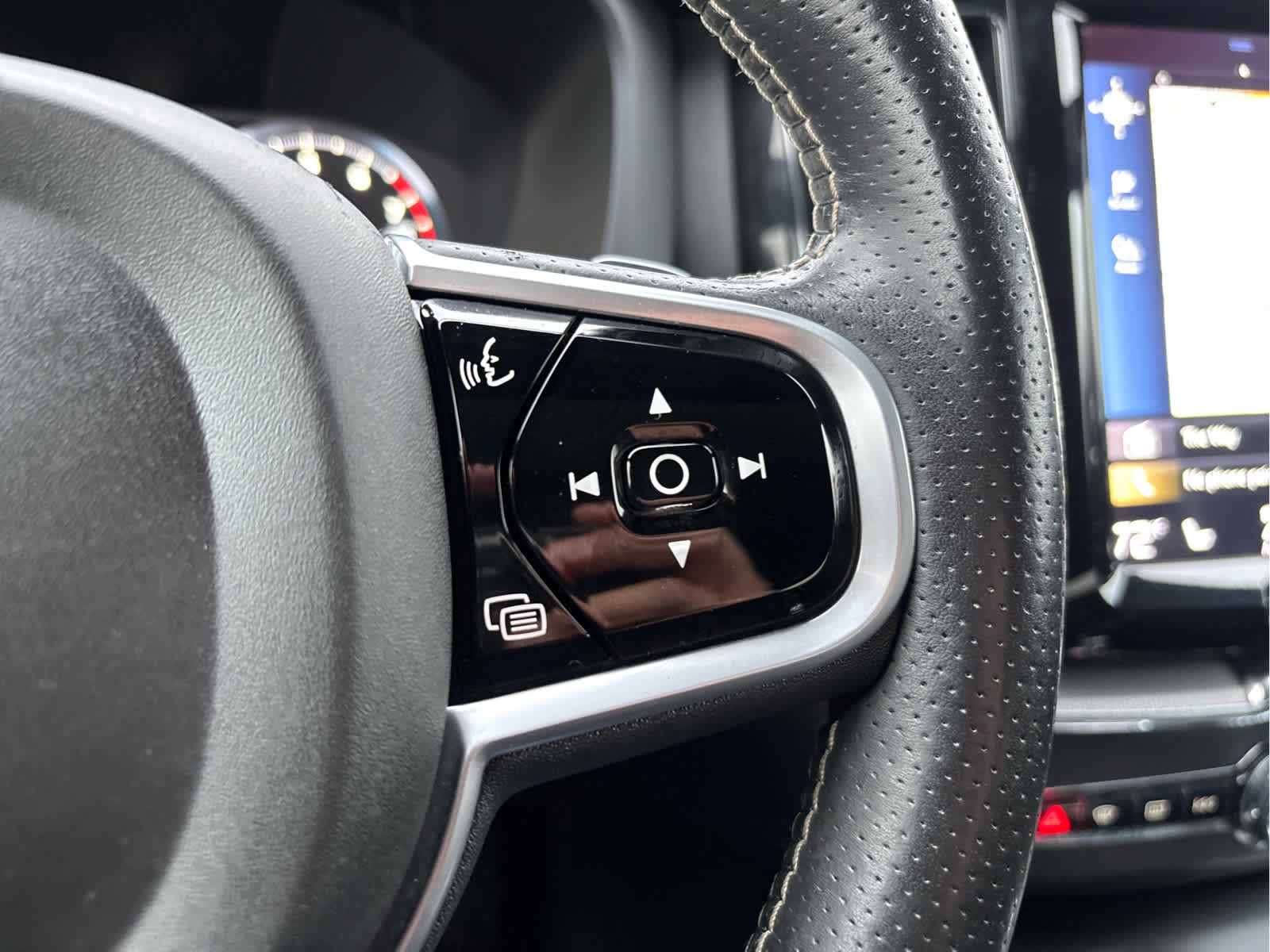Used 2019 Volvo XC60 T8 R-Design w/ Advanced Package AWD/4WD image 29