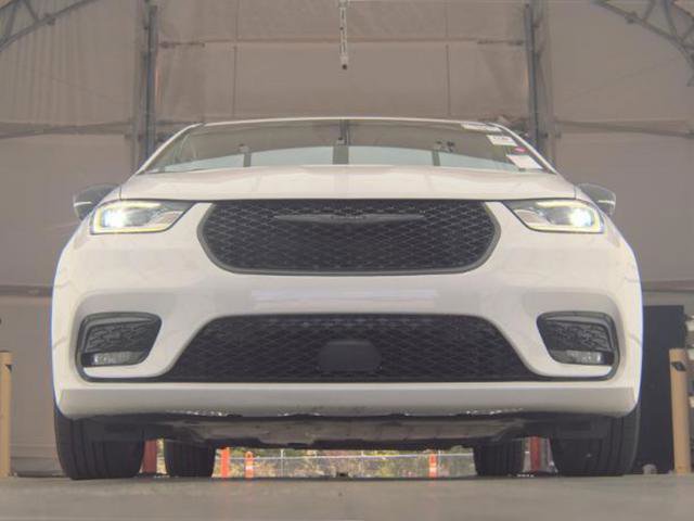 Used 2024 Chrysler Pacifica Limited w/ Uconnect Theater Family Group FWD image 9
