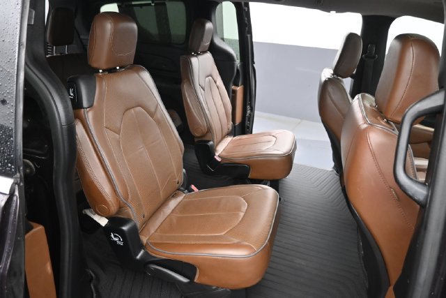 Used 2018 Chrysler Pacifica Limited FWD image 9