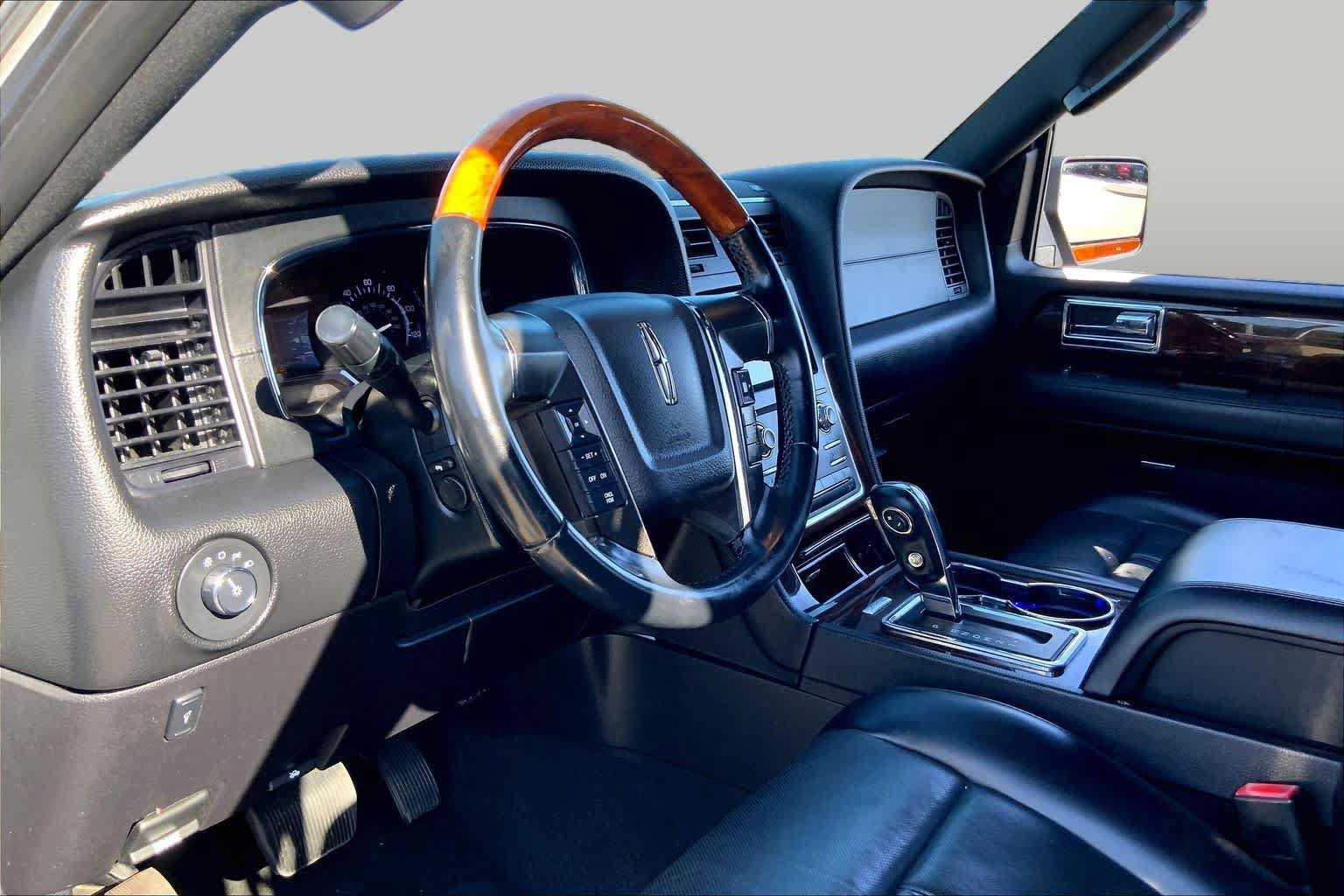 Used 2017 Lincoln Navigator Select RWD image 18