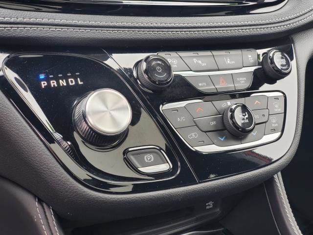 Used 2024 Chrysler Pacifica Premium image 19