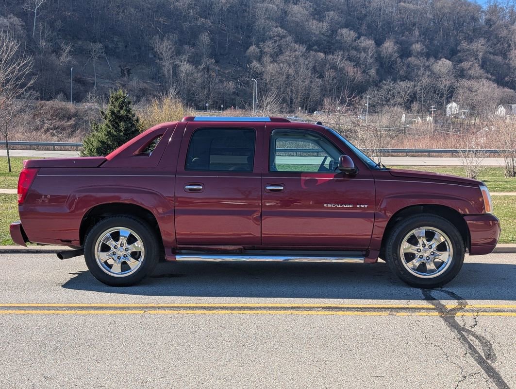 Used 2005 Cadillac Escalade EXT image 3