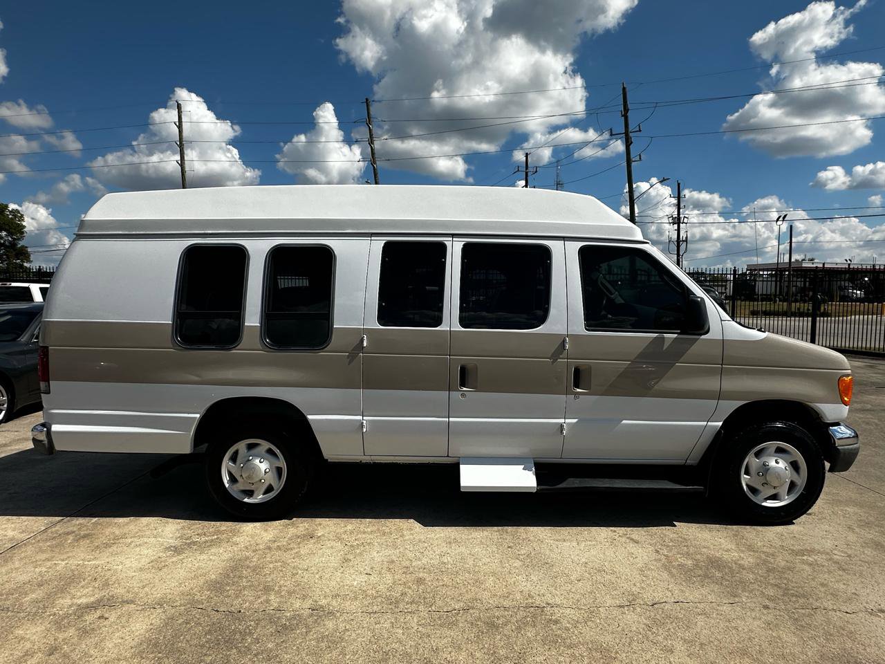 Used 2004 Ford E-250 and Econoline 250 Extended RWD image 6