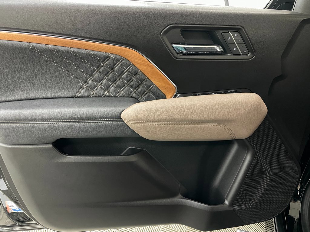 Used 2025 GMC Canyon Denali image 29