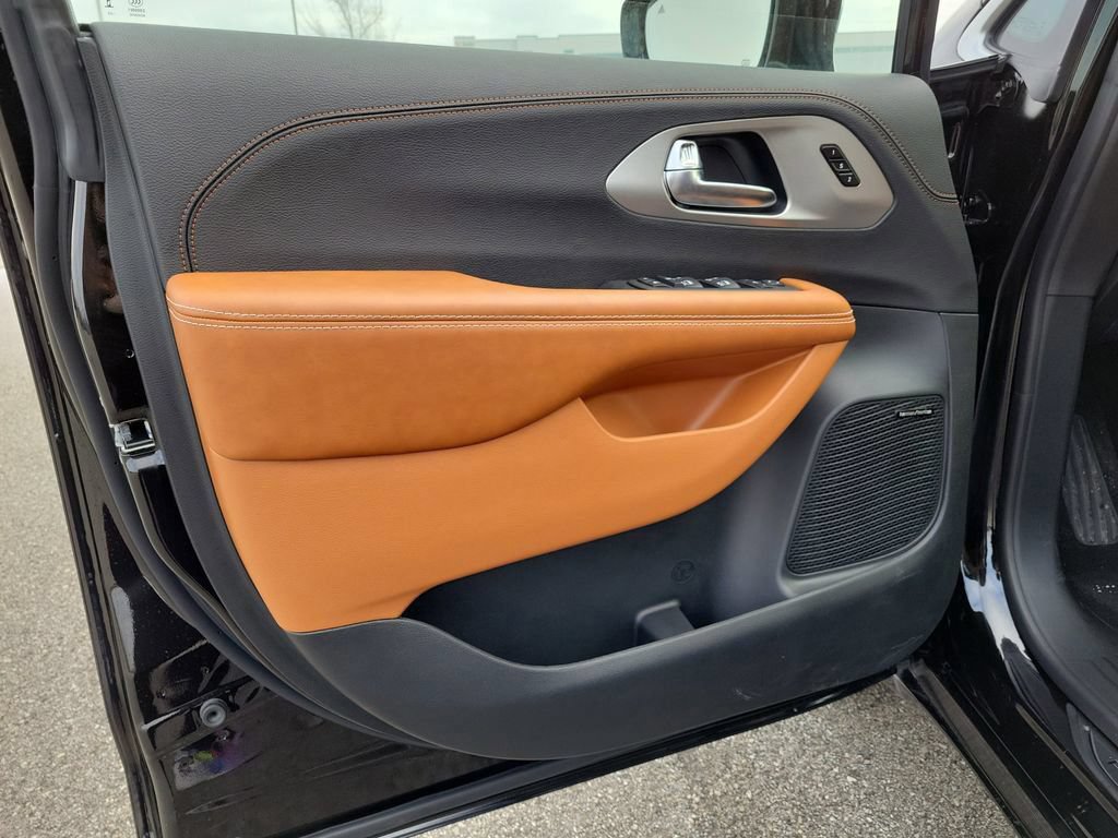 New 2026 Chrysler Pacifica Pinnacle w/ Trailer Tow Group AWD/4WD image 19