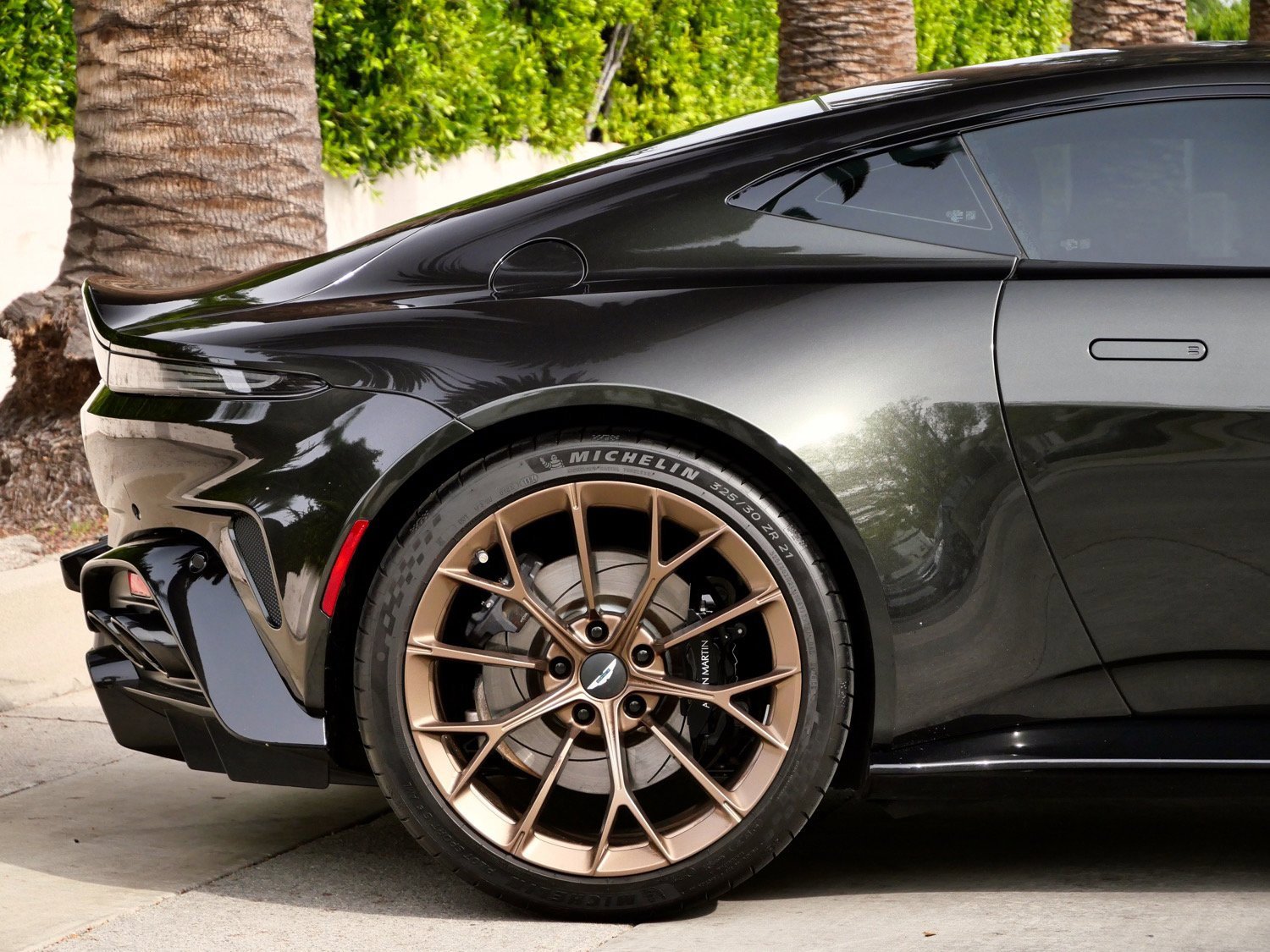 Used 2025 Aston Martin V8 Vantage Coupe image 16