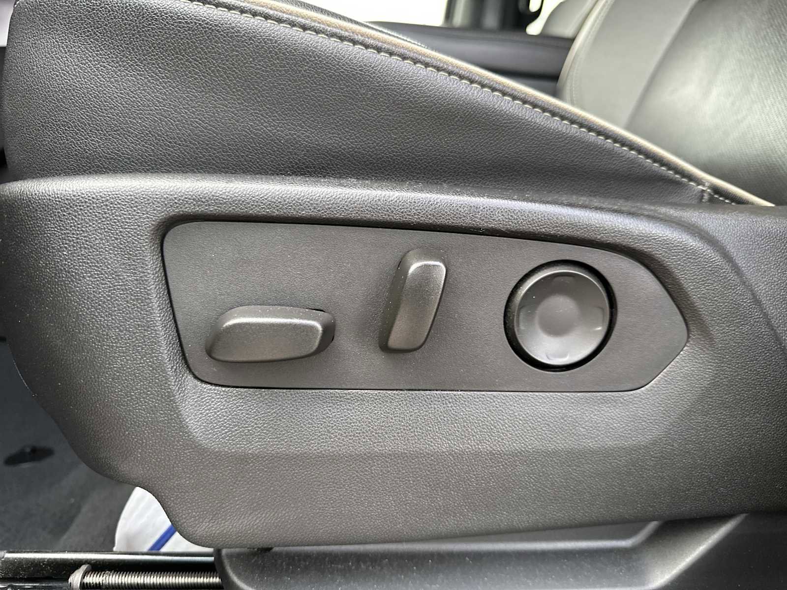 Used 2024 GMC Yukon SLT image 13