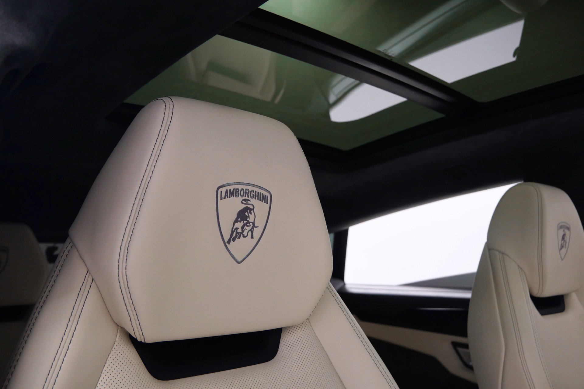 Used 2022 Lamborghini Urus AWD/4WD image 38