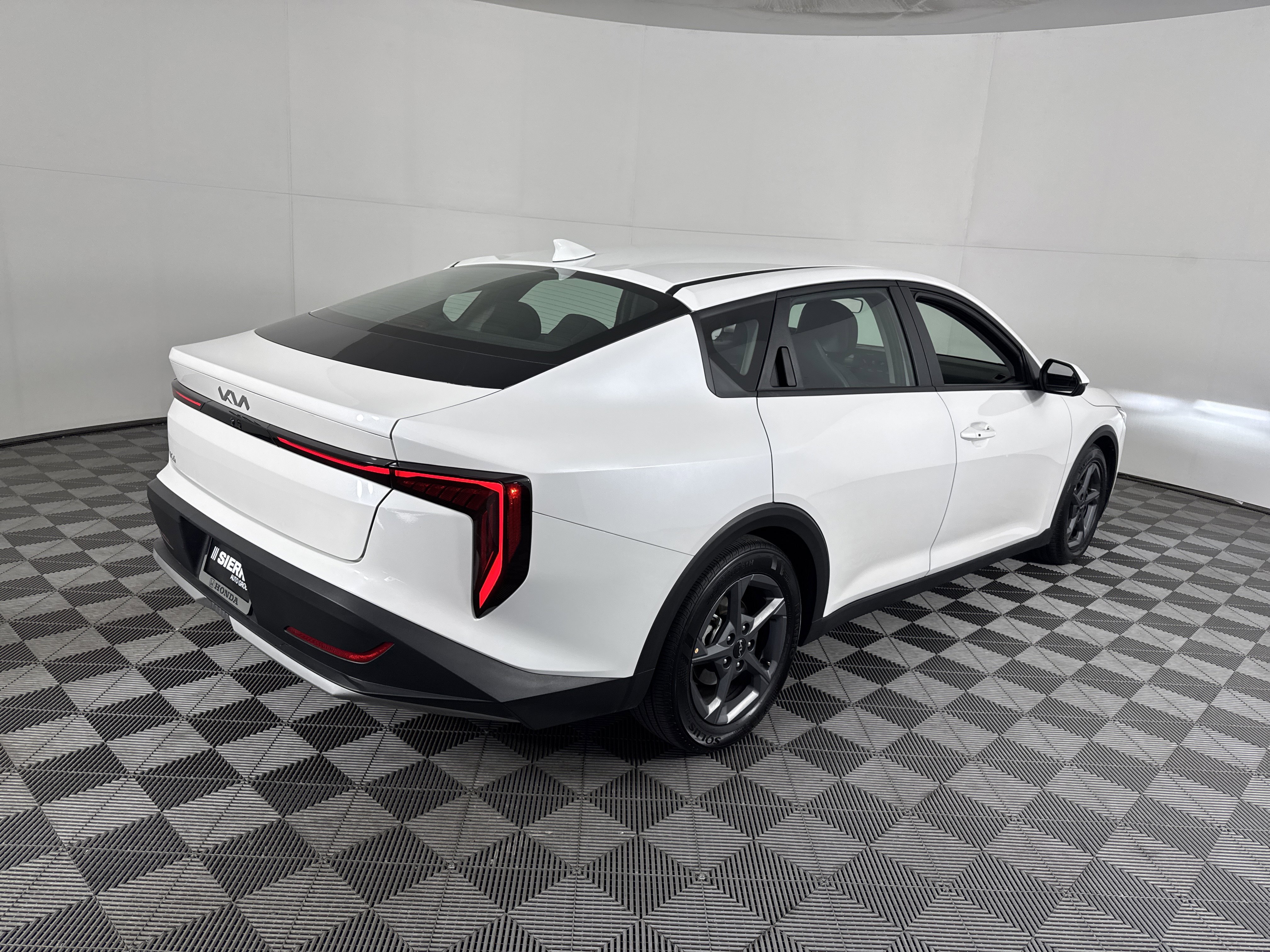Used 2025 Kia K4 LXS FWD image 4