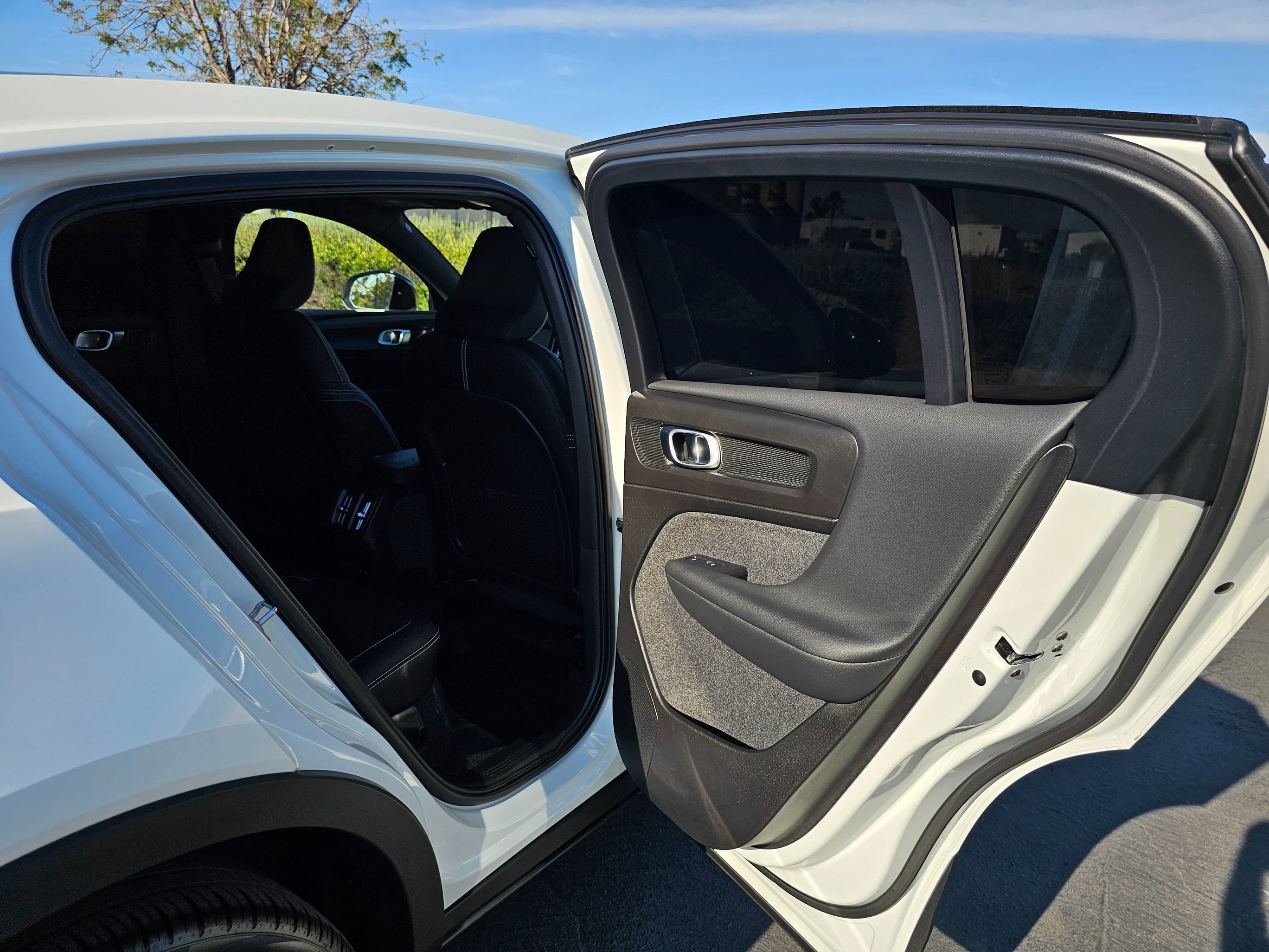 Used 2024 Volvo C40 P8 Recharge Ultimate w/ Protection Package Premier AWD/4WD image 32