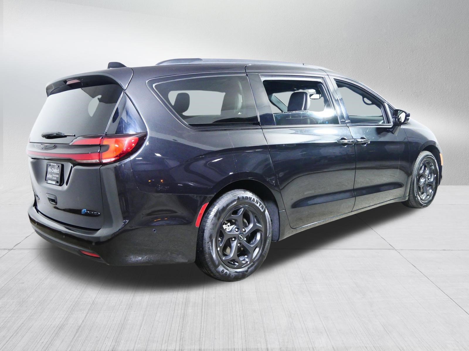 Used 2024 Chrysler Pacifica Premium FWD image 7