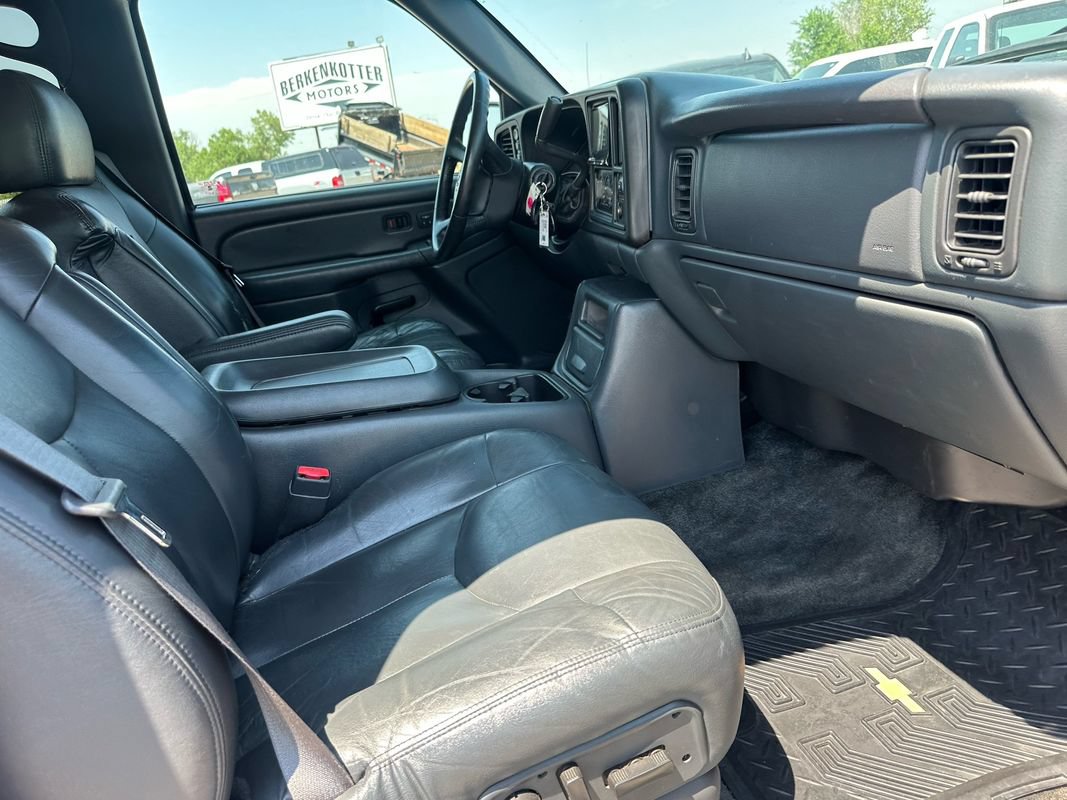 Used 2002 Chevrolet Avalanche 2500 w/ Convenience Pkg AWD/4WD image 17