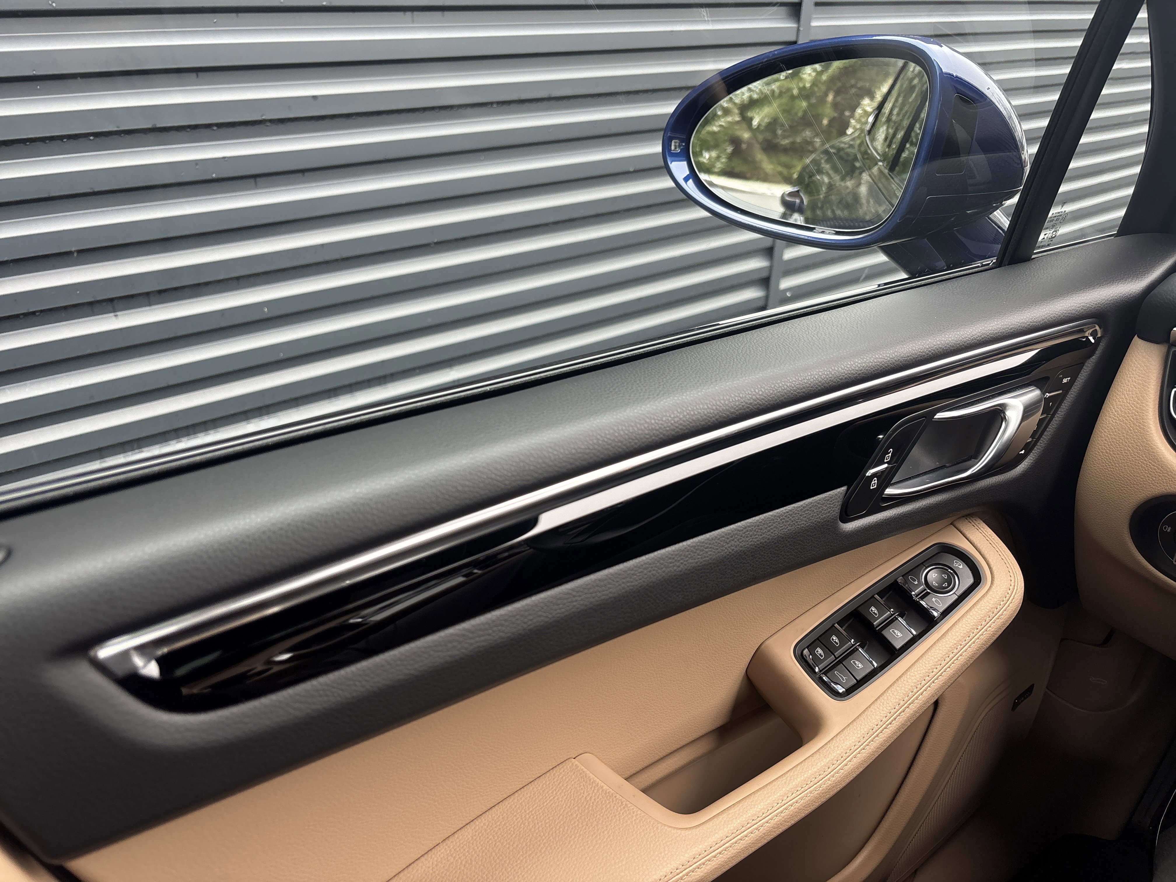 Certified 2025 Porsche Macan image 16