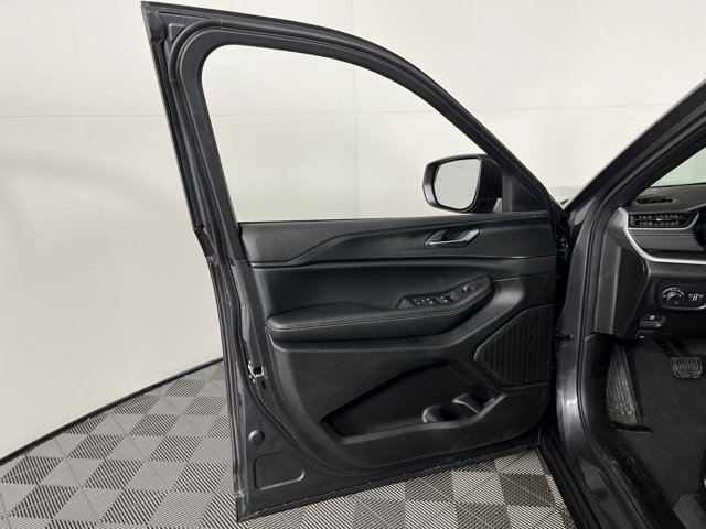 Used 2025 Jeep Grand Cherokee L Laredo image 15