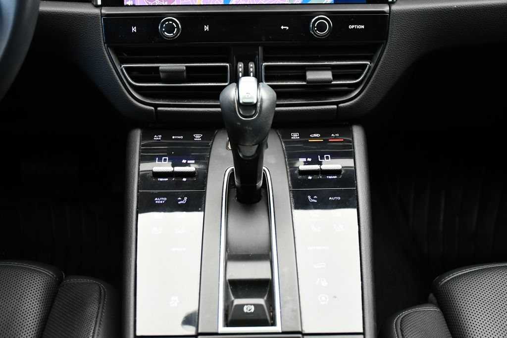 Certified 2023 Porsche Macan AWD/4WD image 29