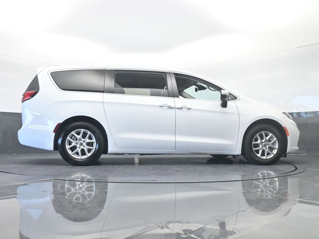 Used 2023 Chrysler Pacifica Touring-L image 63