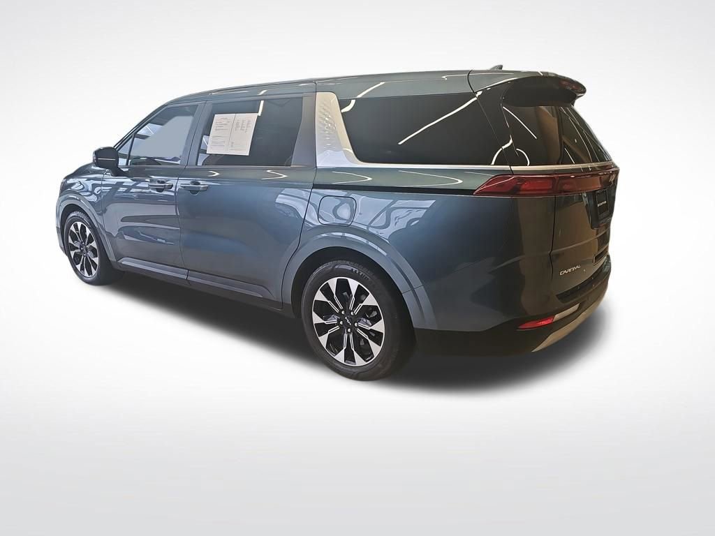 Used 2024 Kia Carnival EX image 4
