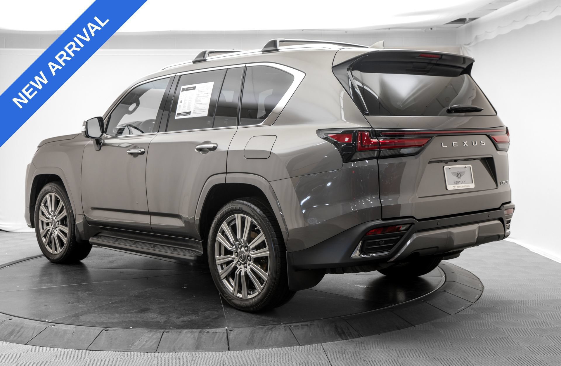 Used 2022 Lexus LX 600 4WD w/ Accessory Package (Z1) image 5