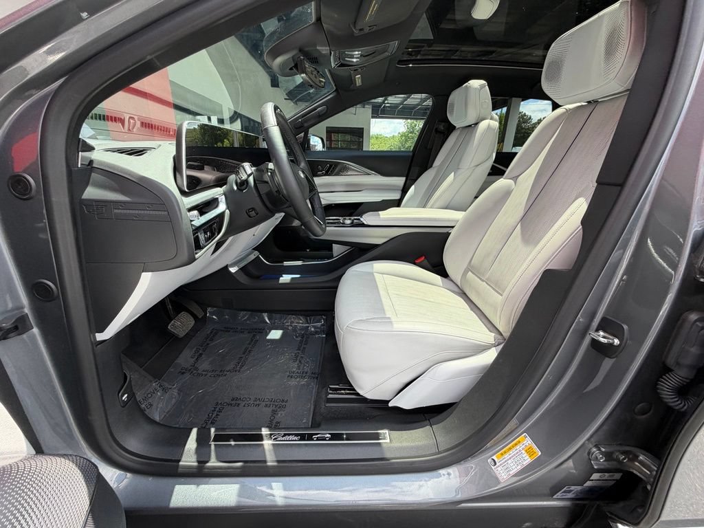 Used 2023 Cadillac Lyriq 2WD image 26