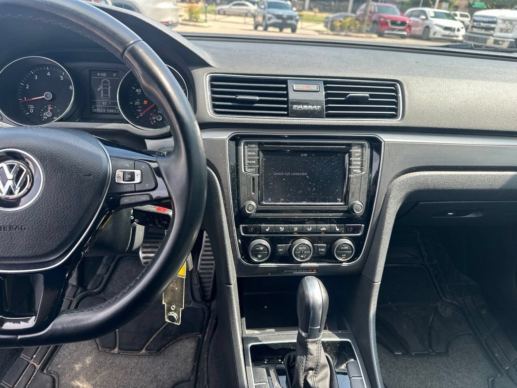 Used 2018 Volkswagen Passat 2.0T FWD image 10