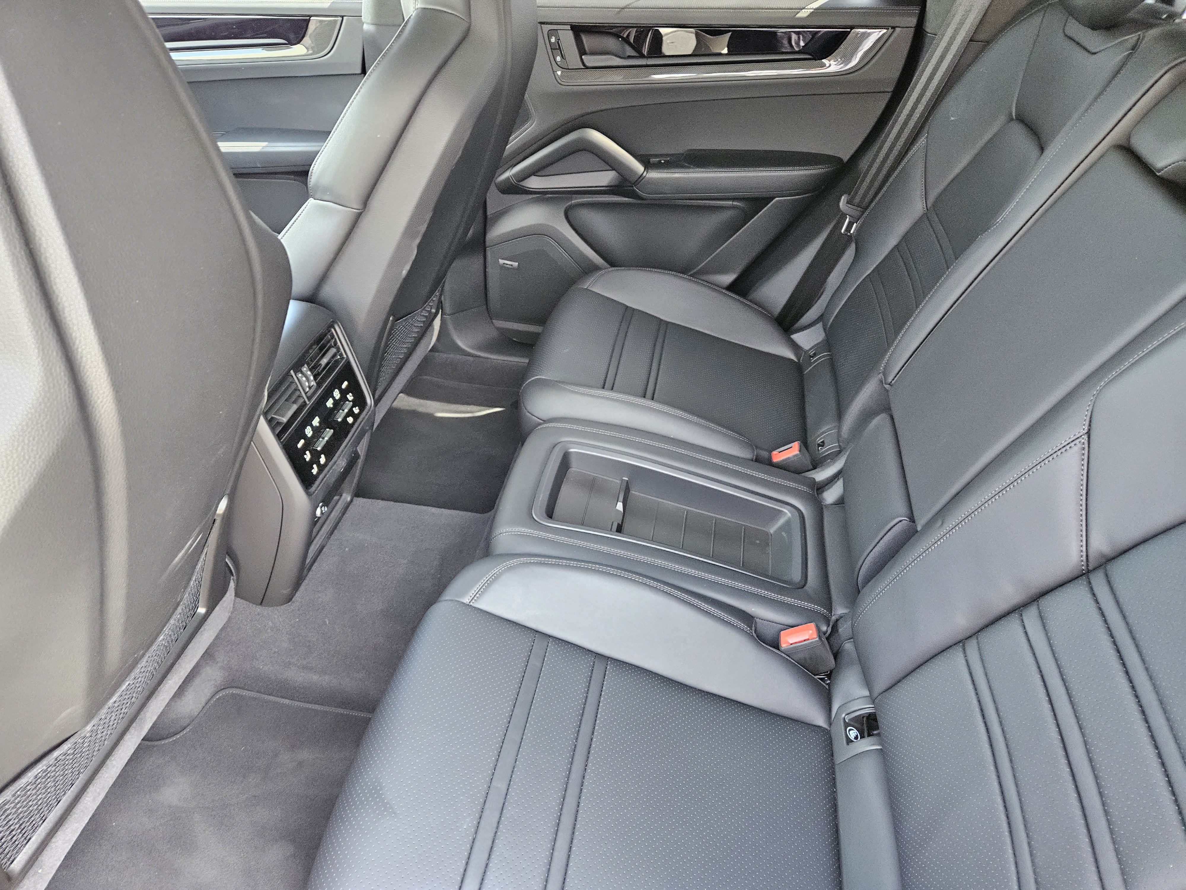 Certified 2025 Porsche Cayenne GTS AWD/4WD image 28