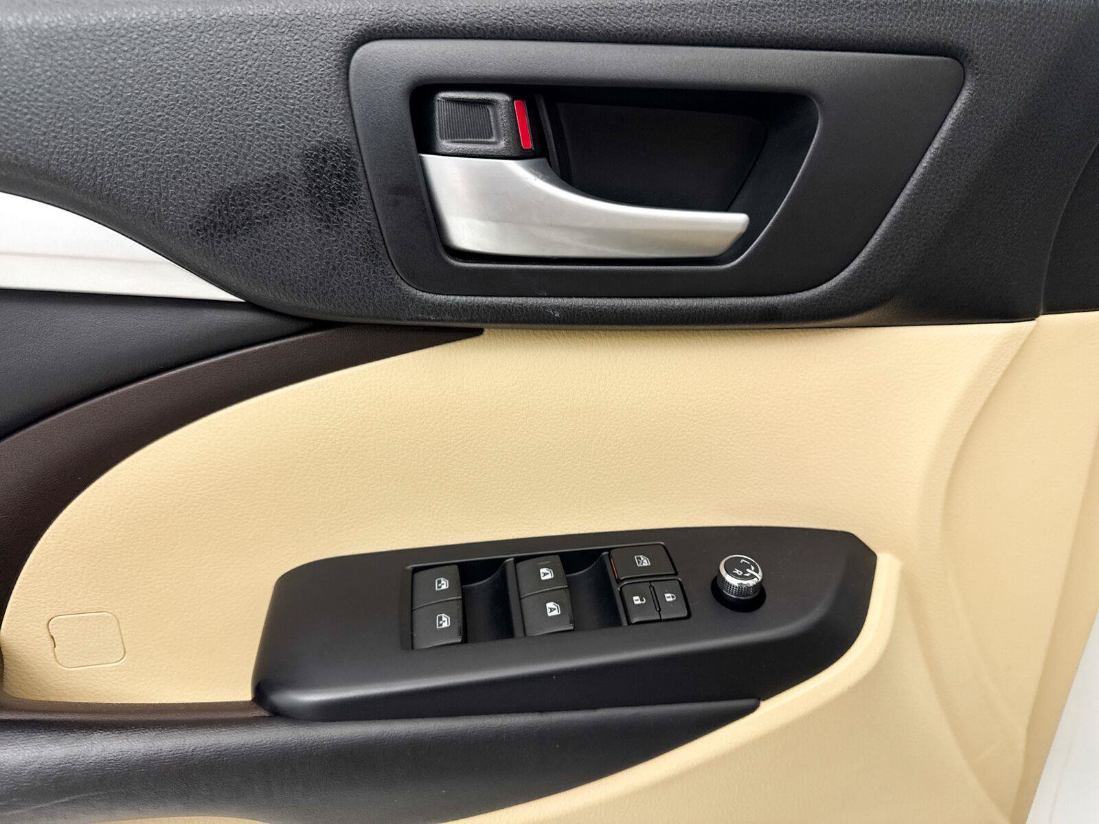 Used 2018 Toyota Highlander XLE FWD image 15