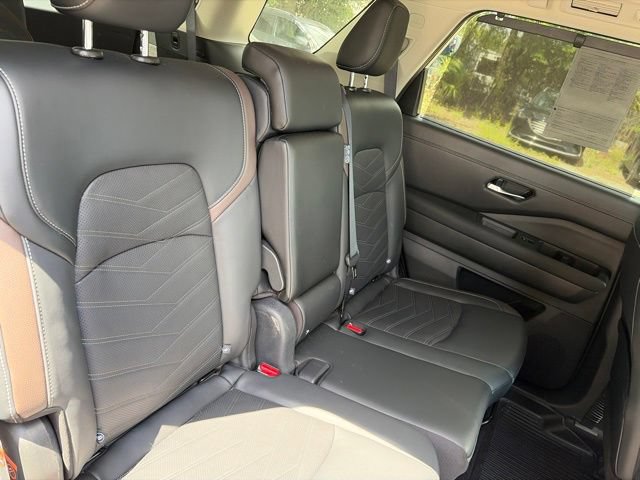 Used 2023 Nissan Pathfinder Platinum w/ Black Appearance Package AWD/4WD image 18