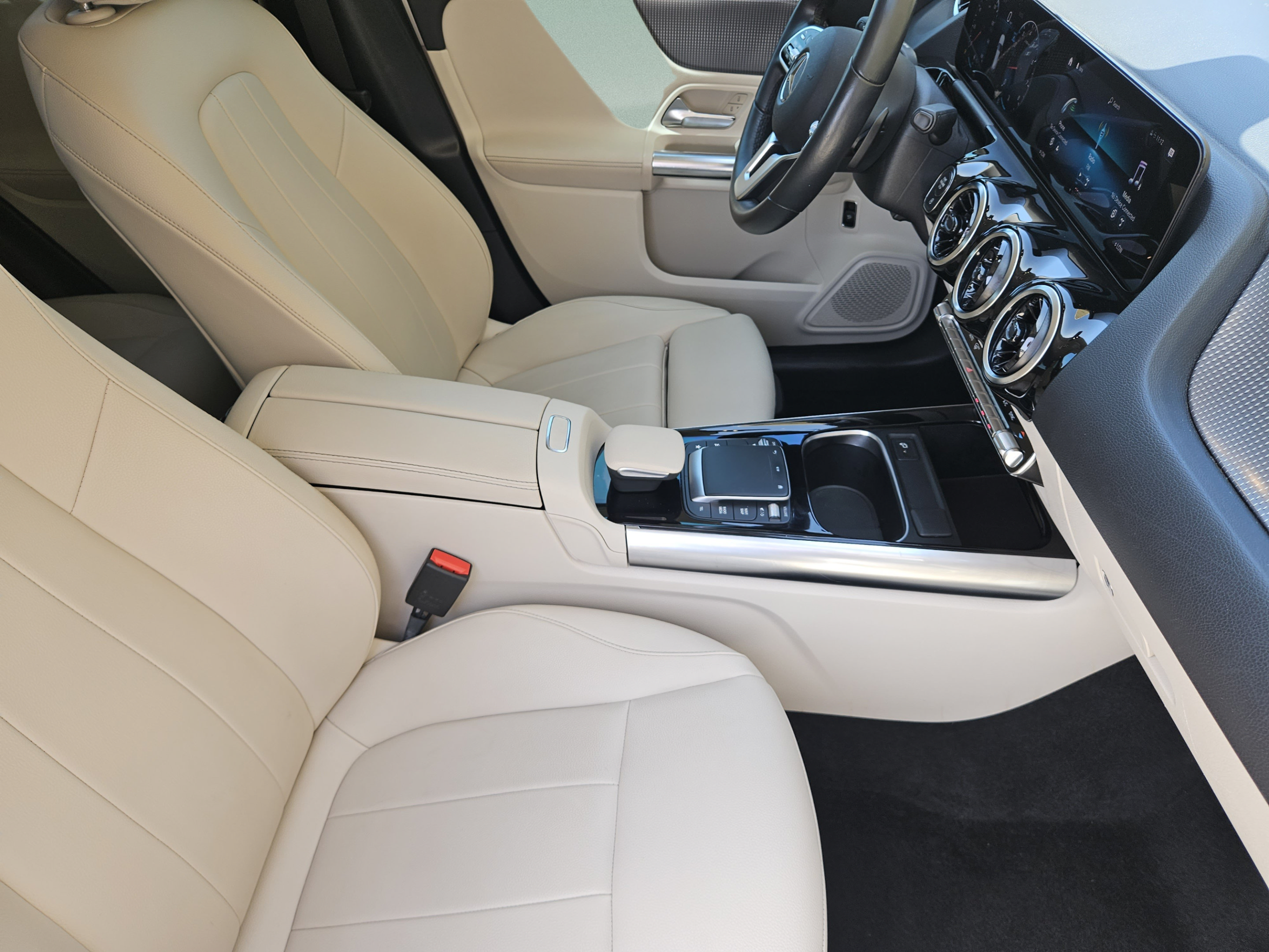 Certified 2022 Mercedes-Benz GLA 250 w/ Premium Package Lite image 11