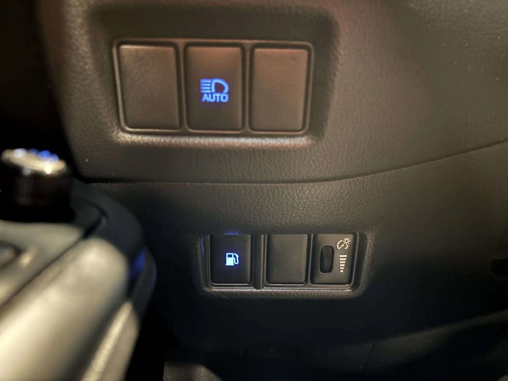 Used 2020 Toyota C-HR LE FWD image 39