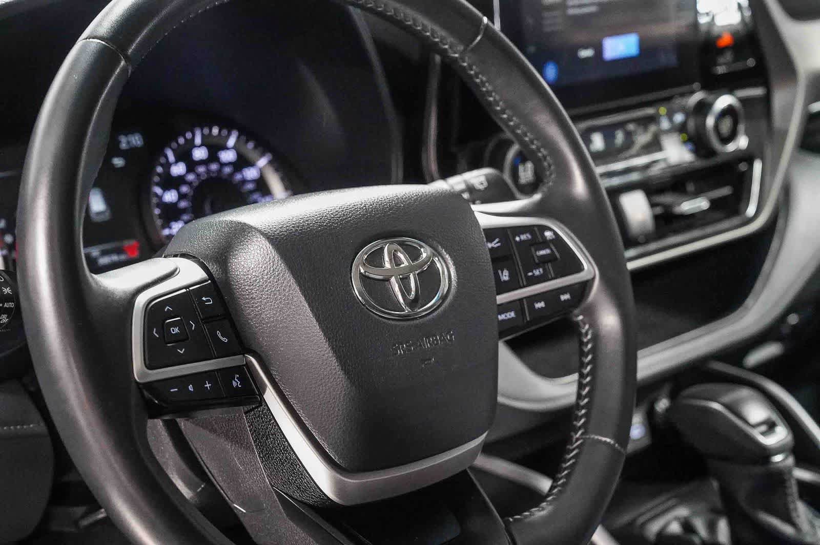 Used 2025 Toyota Highlander LE FWD image 20