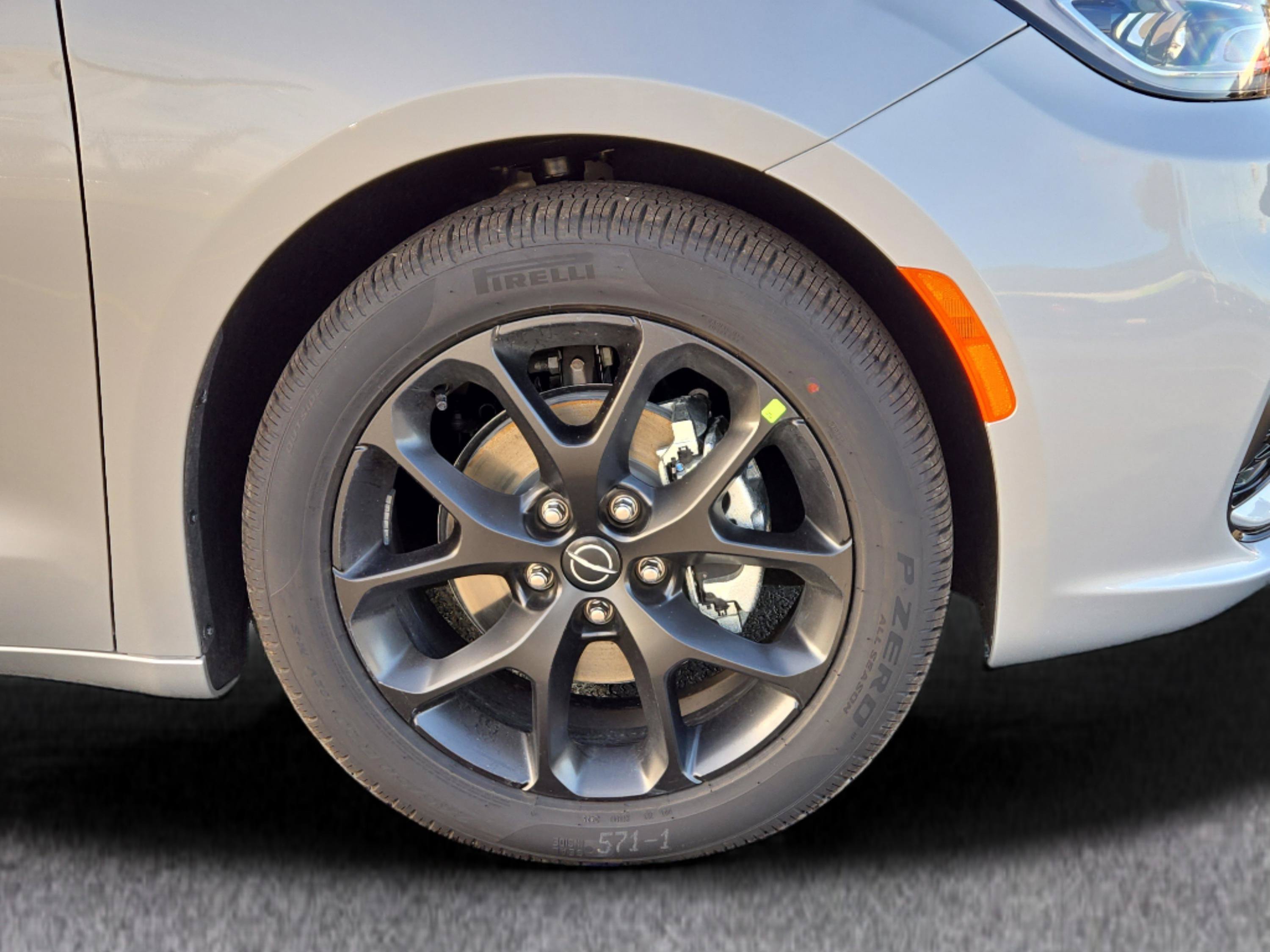New 2026 Chrysler Pacifica Select w/ S Appearance Package image 4