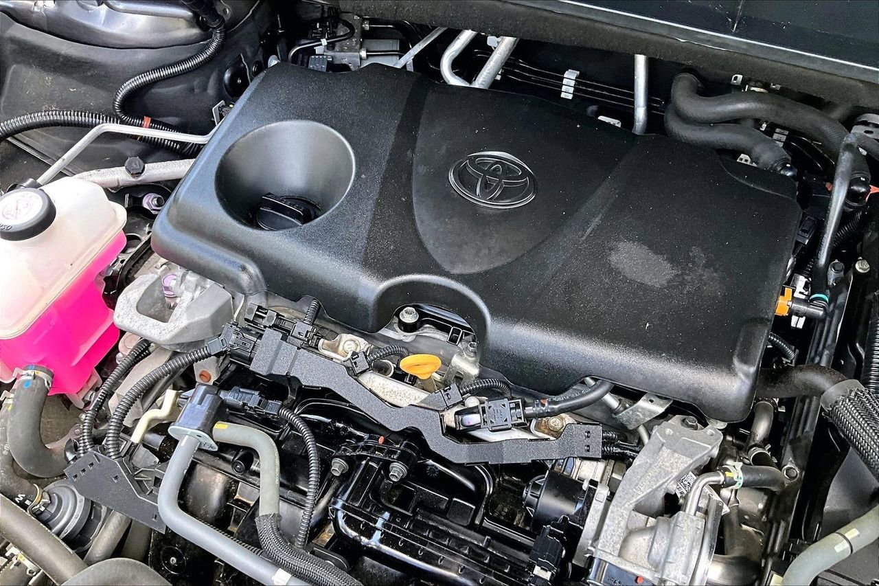 Used 2021 Toyota Highlander XLE AWD/4WD image 32