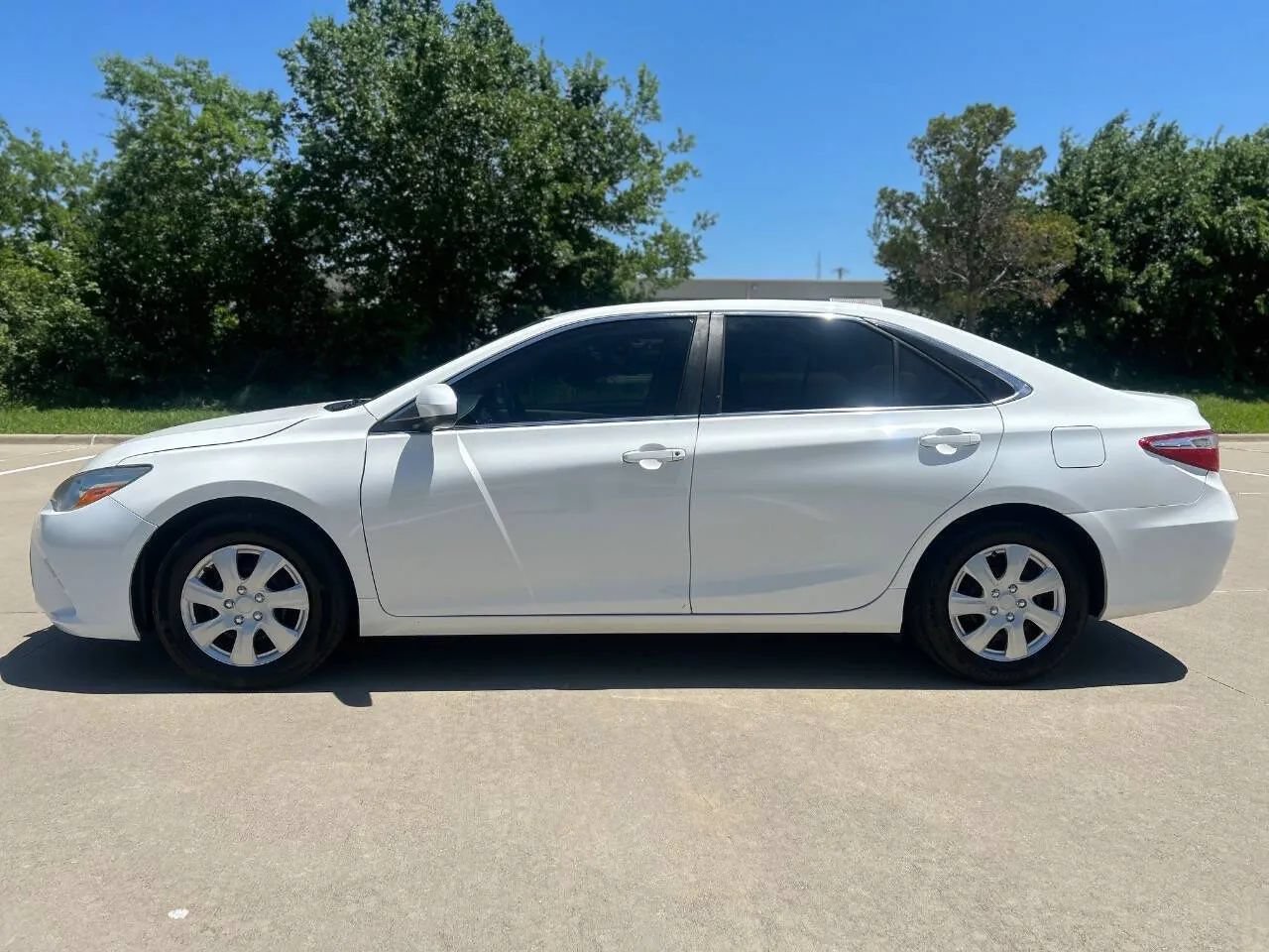 Used 2016 Toyota Camry LE FWD image 9