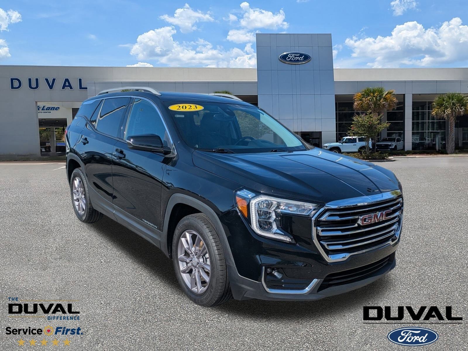 Used 2023 GMC Terrain SLT image 1