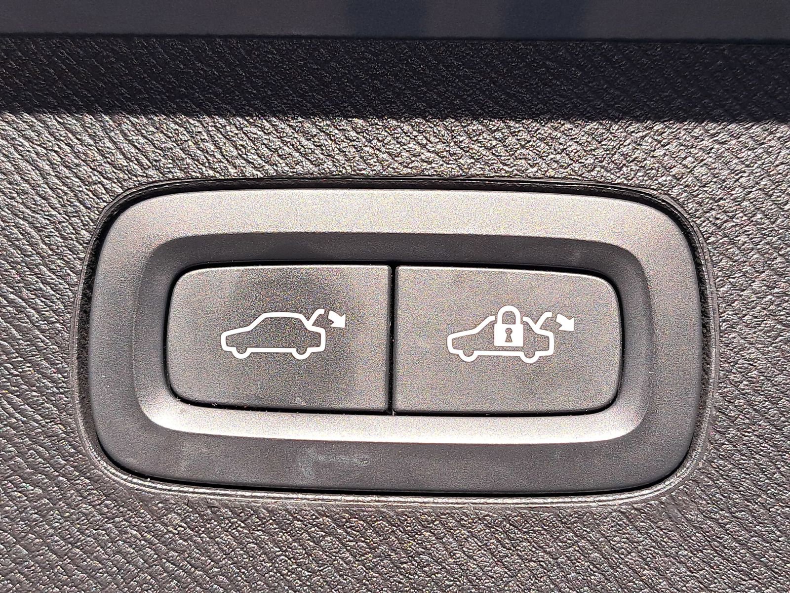 Used 2022 Volvo XC90 T5 Momentum image 15