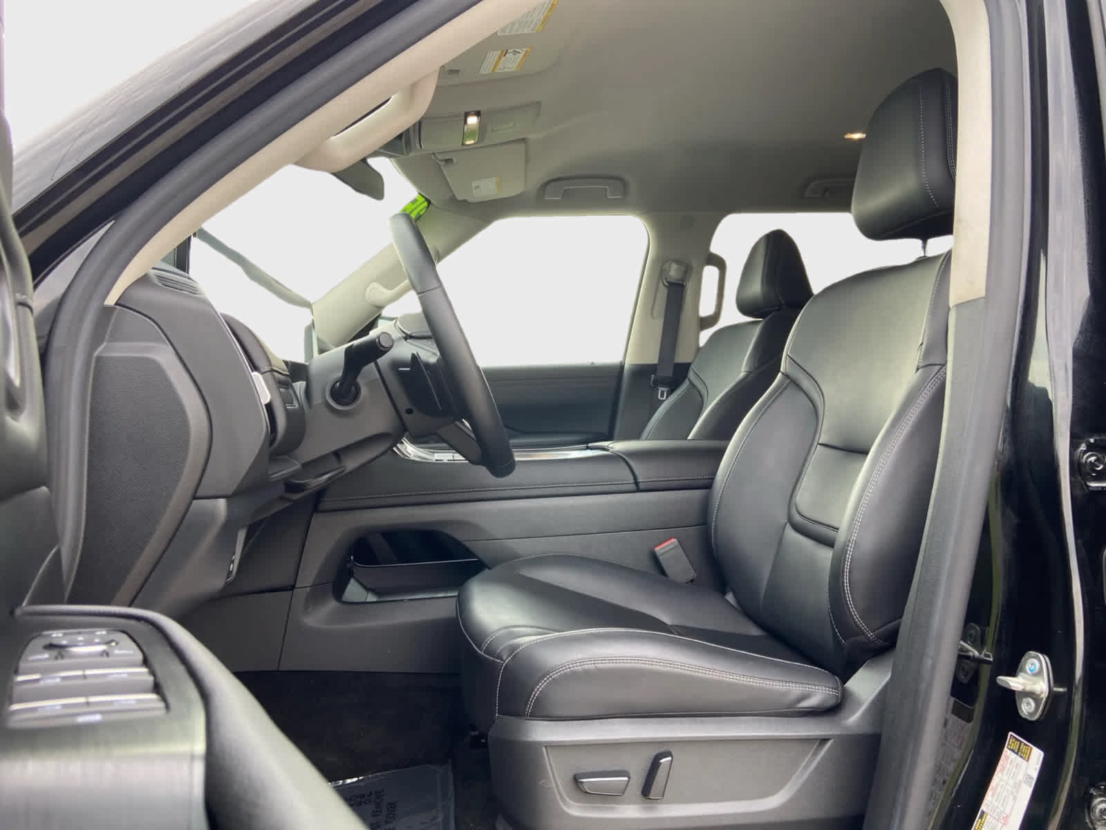 Used 2025 Nissan Armada SV AWD/4WD image 11