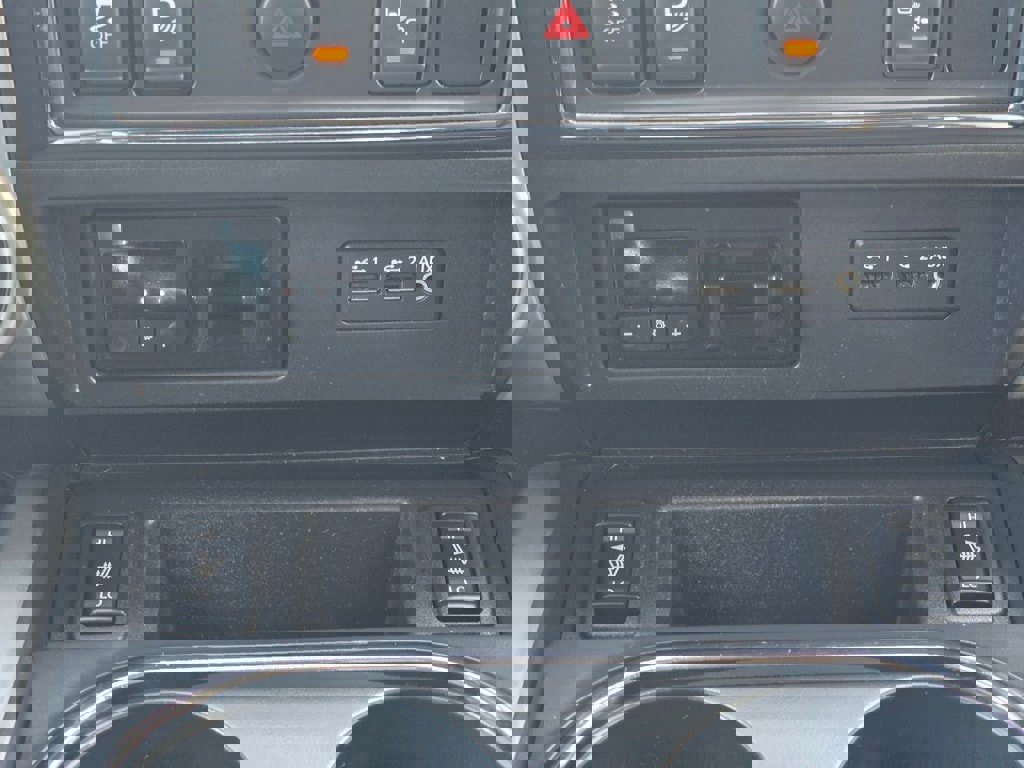 Used 2019 Nissan Titan SV w/ SV Convenience Package image 14