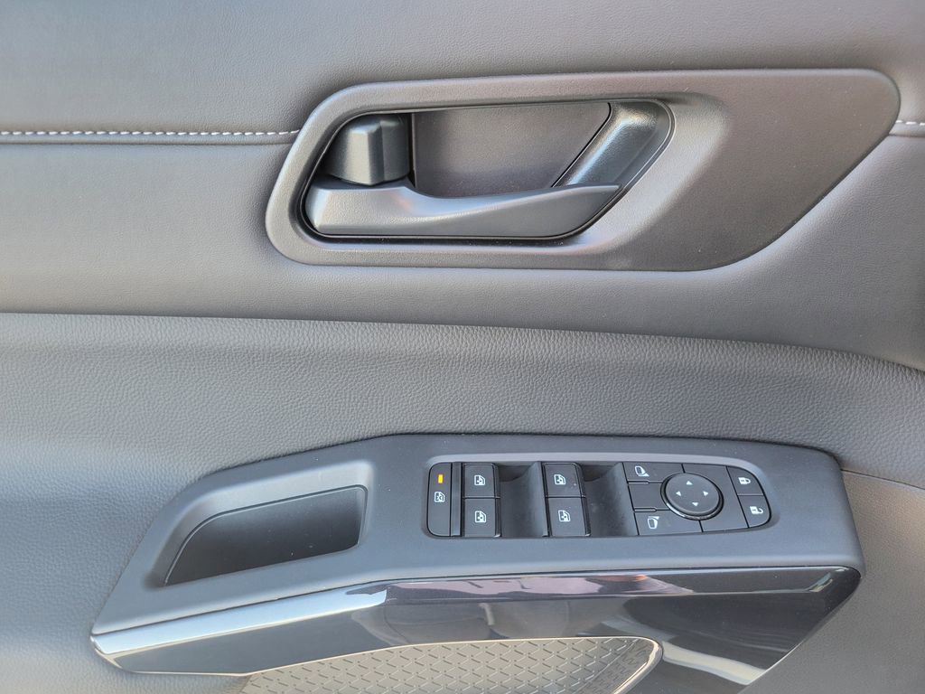 New 2025 Nissan Pathfinder SV image 13