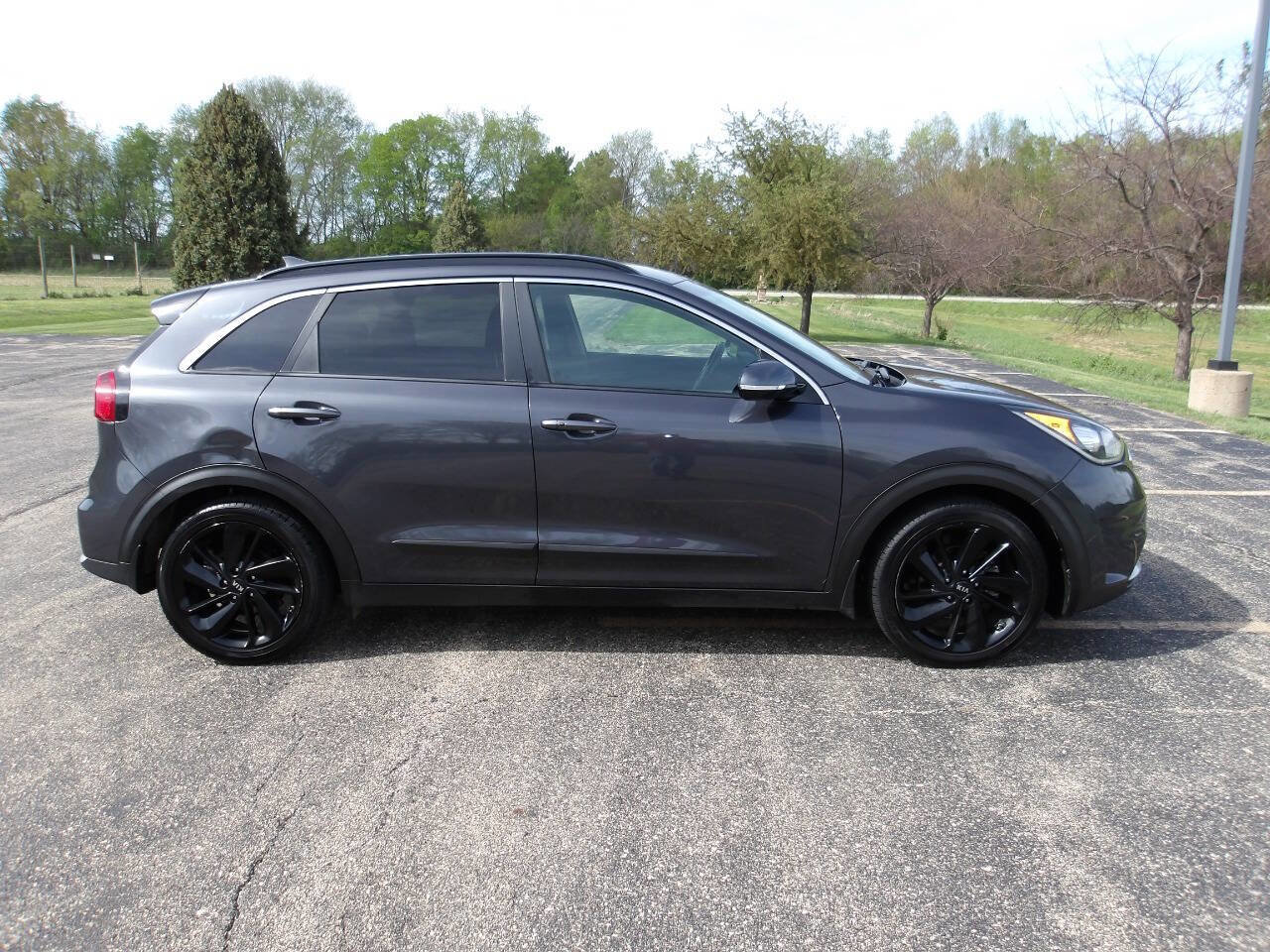 Used 2018 Kia Niro EX w/ EX Touring Graphite Edition FWD image 2