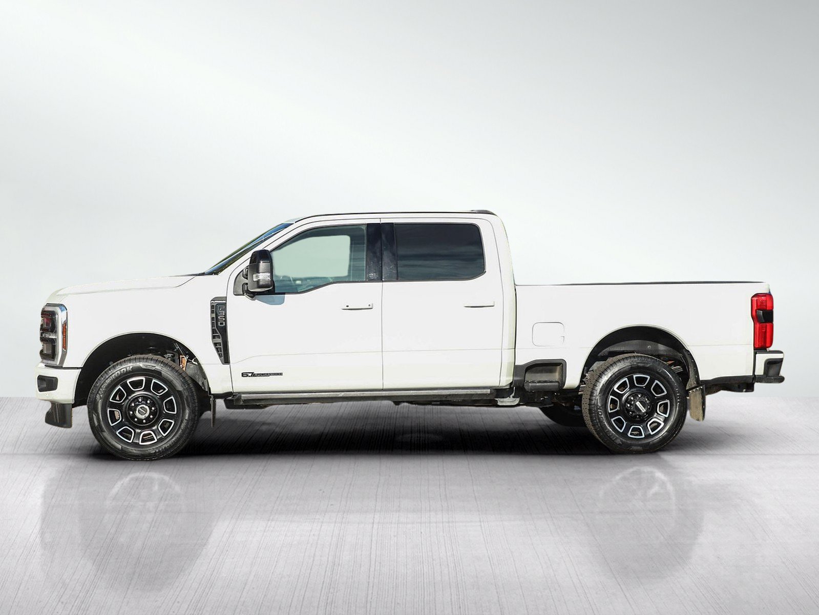 Used 2025 Ford F350 Platinum AWD/4WD image 2