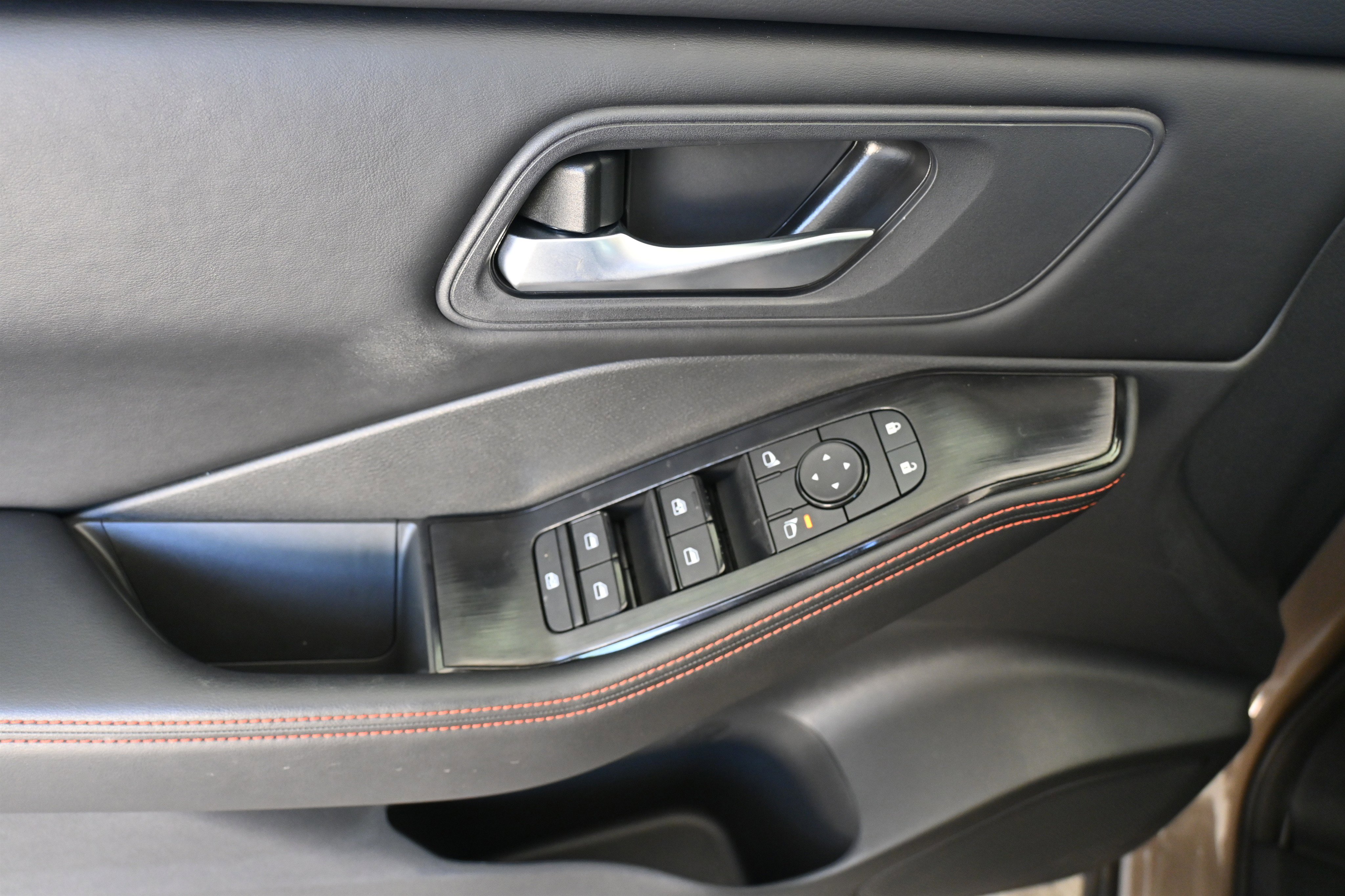 Used 2025 Nissan Rogue SV image 15