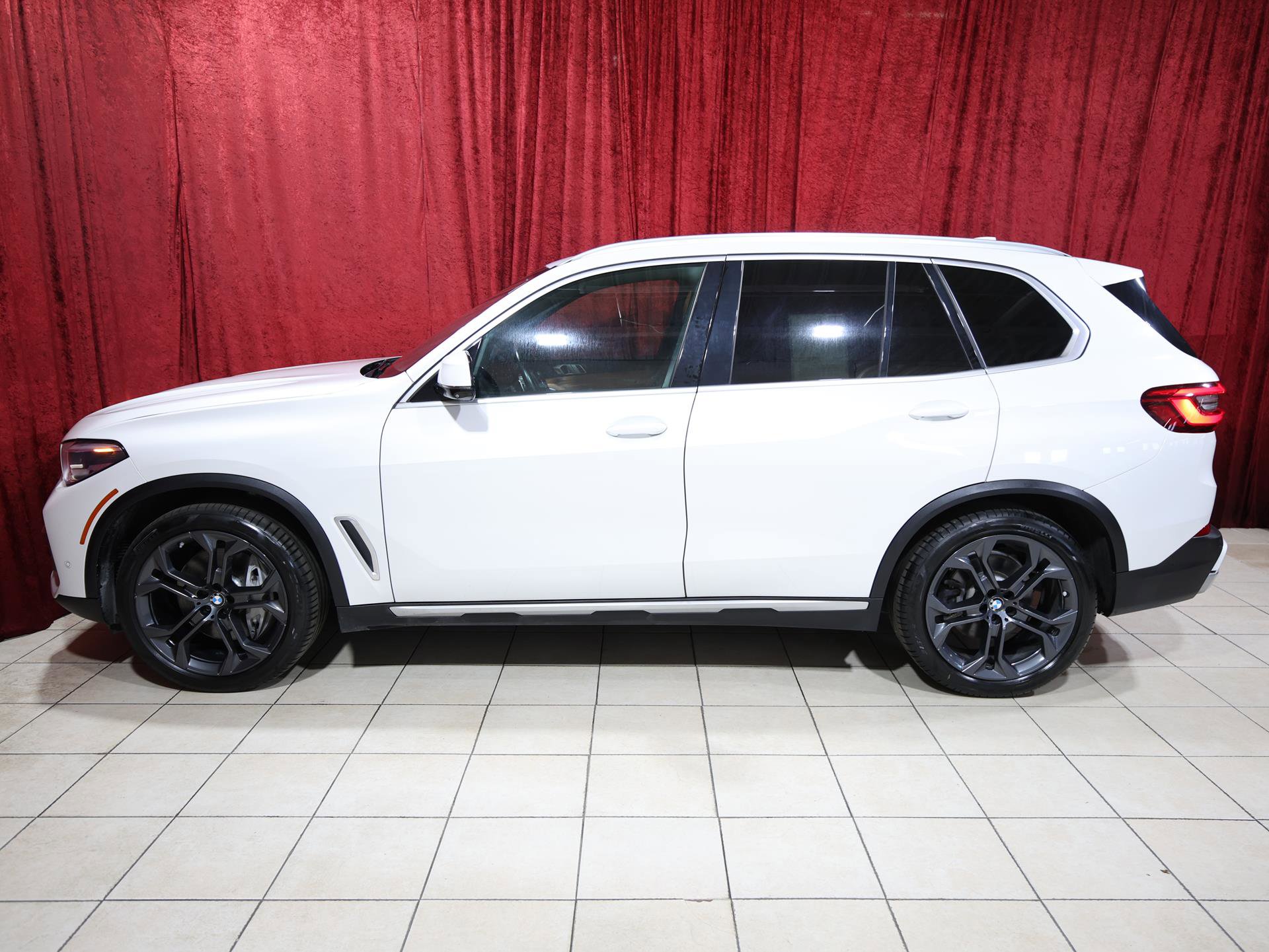 Used 2019 BMW X5 xDrive50i w/ Luxury Seating Package AWD/4WD image 4