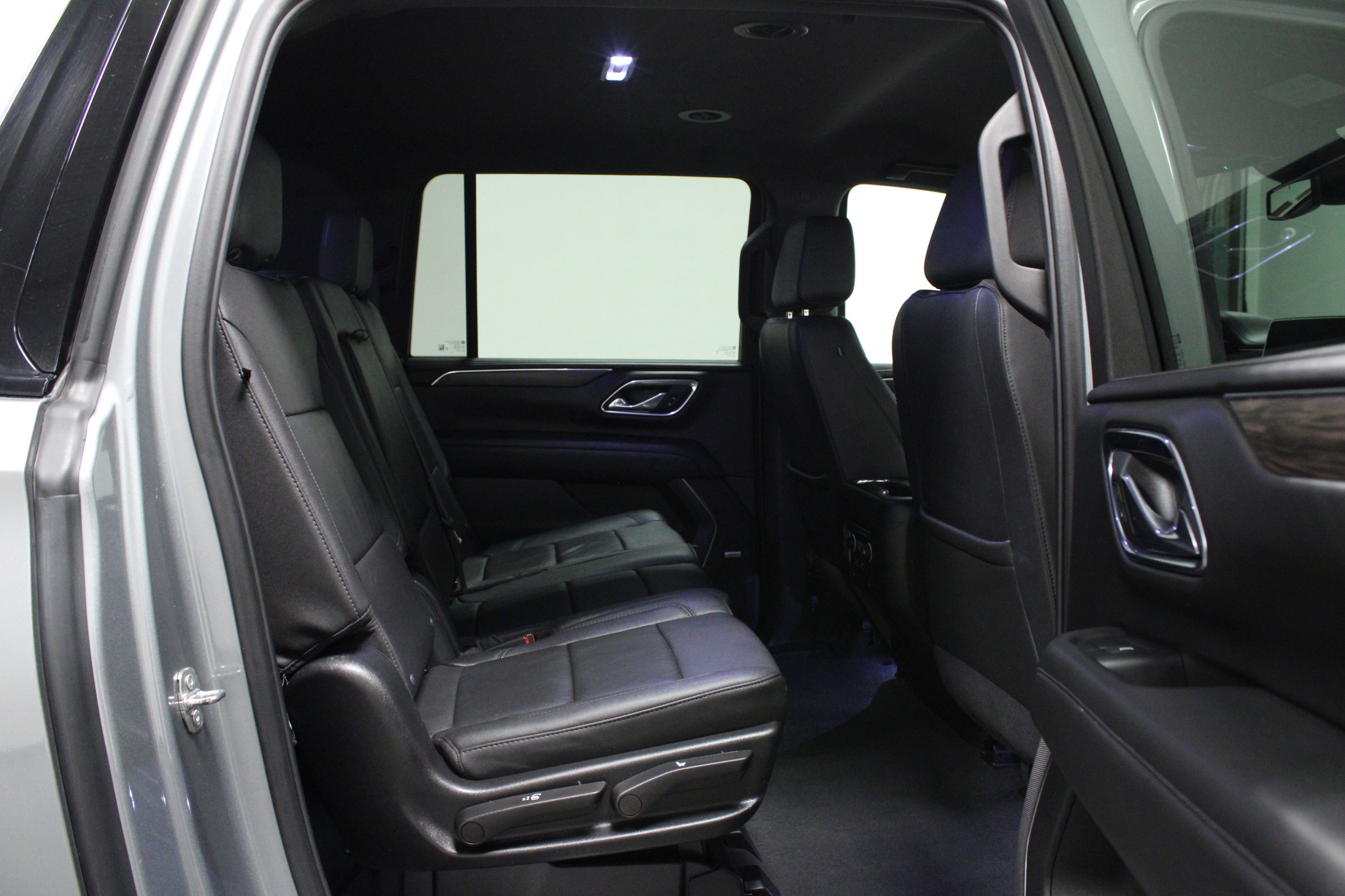 Used 2023 Chevrolet Suburban Z71 image 16