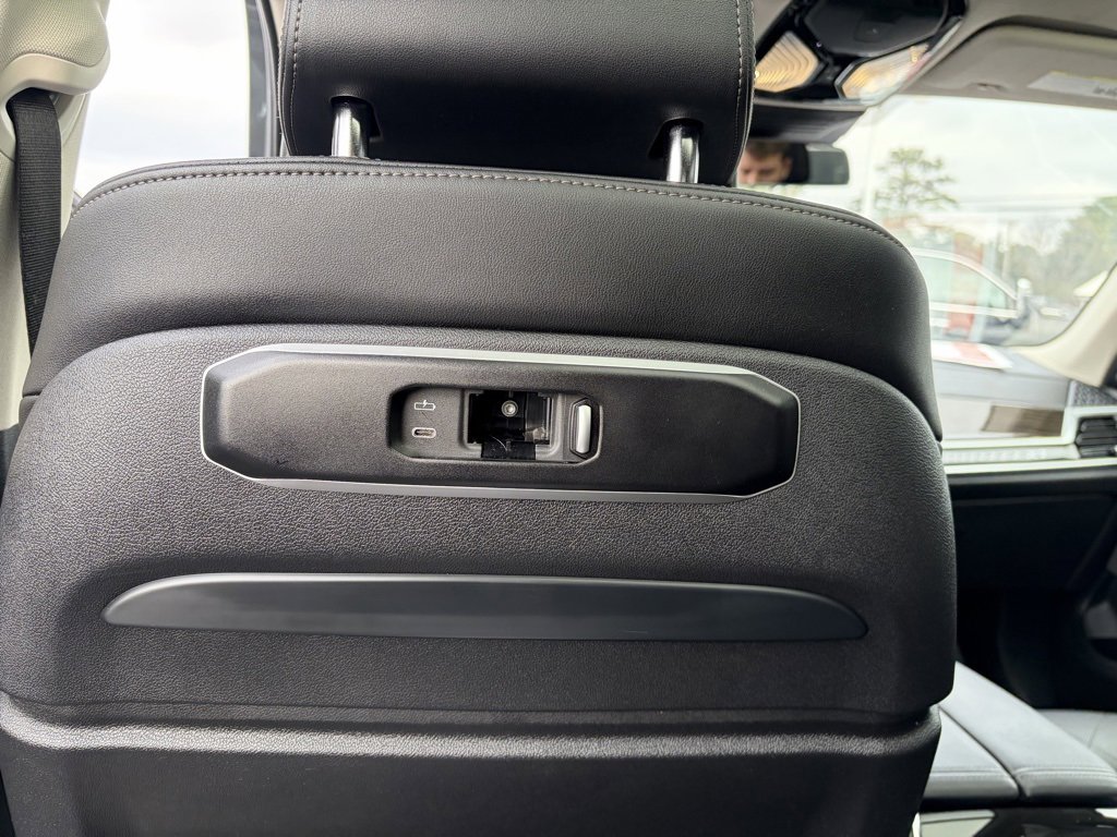 Used 2024 BMW X7 xDrive40i w/ Premium Package image 29