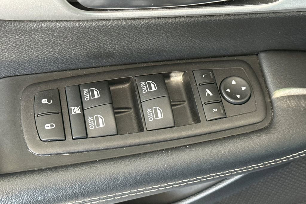 Used 2025 Chrysler Pacifica Limited image 18