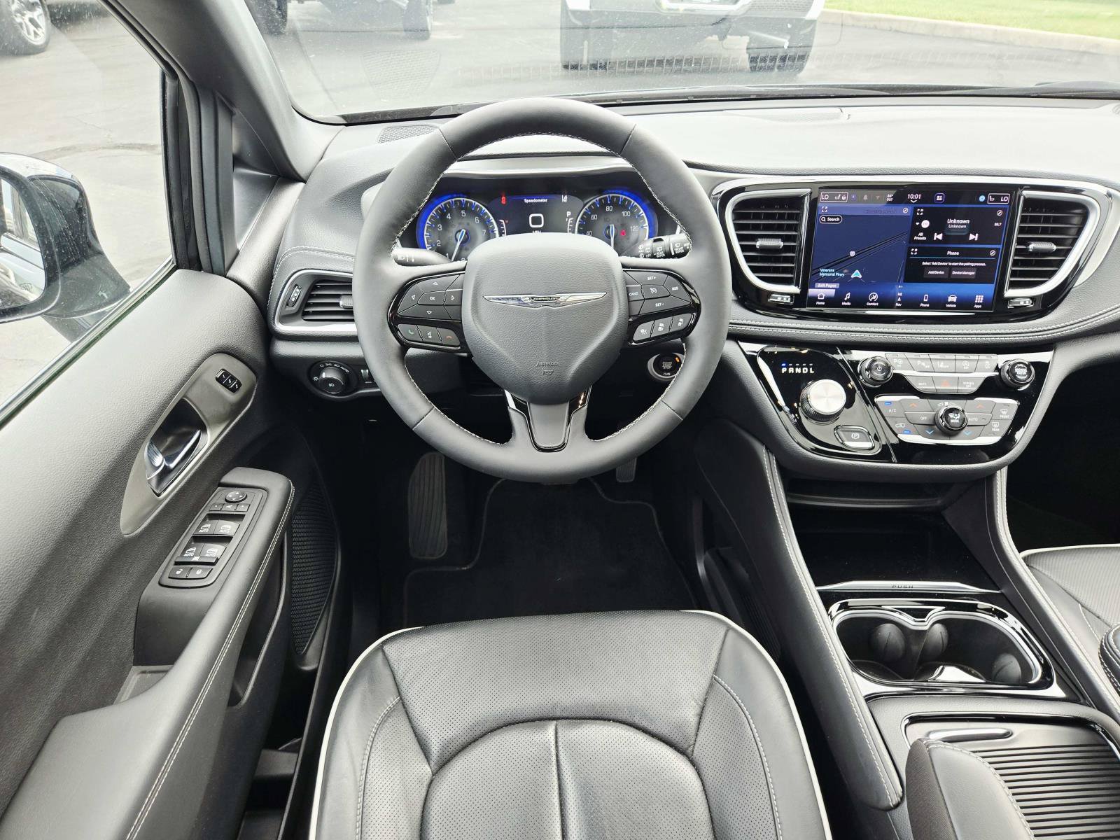 Used 2024 Chrysler Pacifica Limited w/ S Appearance Package FWD image 12